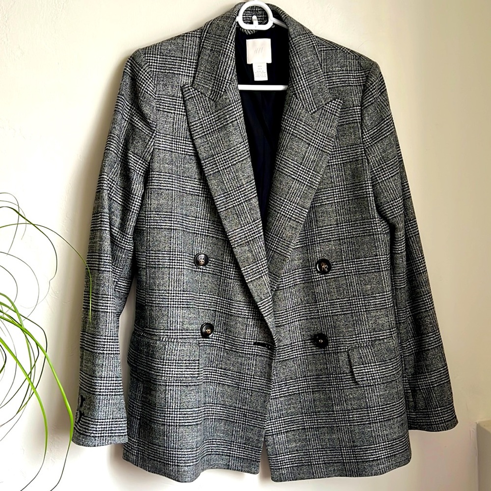 H&M structured Blazer , fully lined. Never worn . Great fit , great for work .
